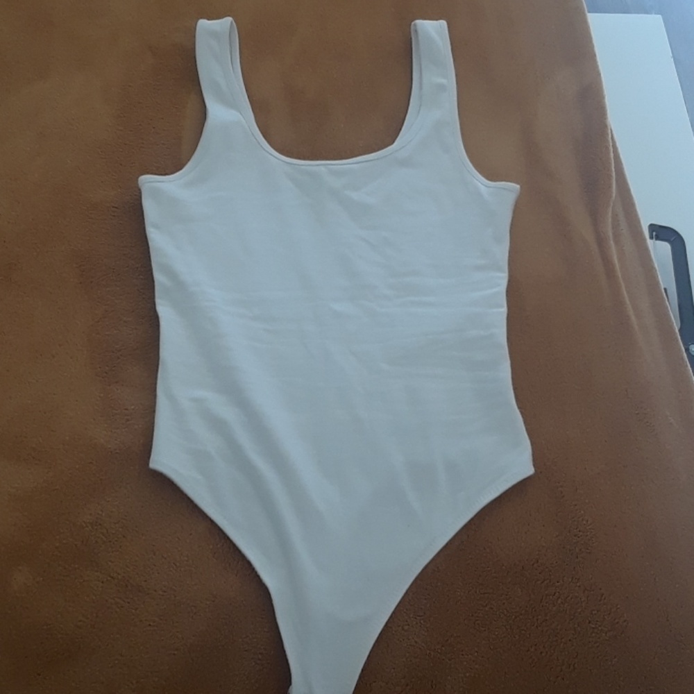 Scoopneck bodysuit